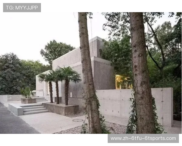 金属与运动的交响:工业风足球纪念碑